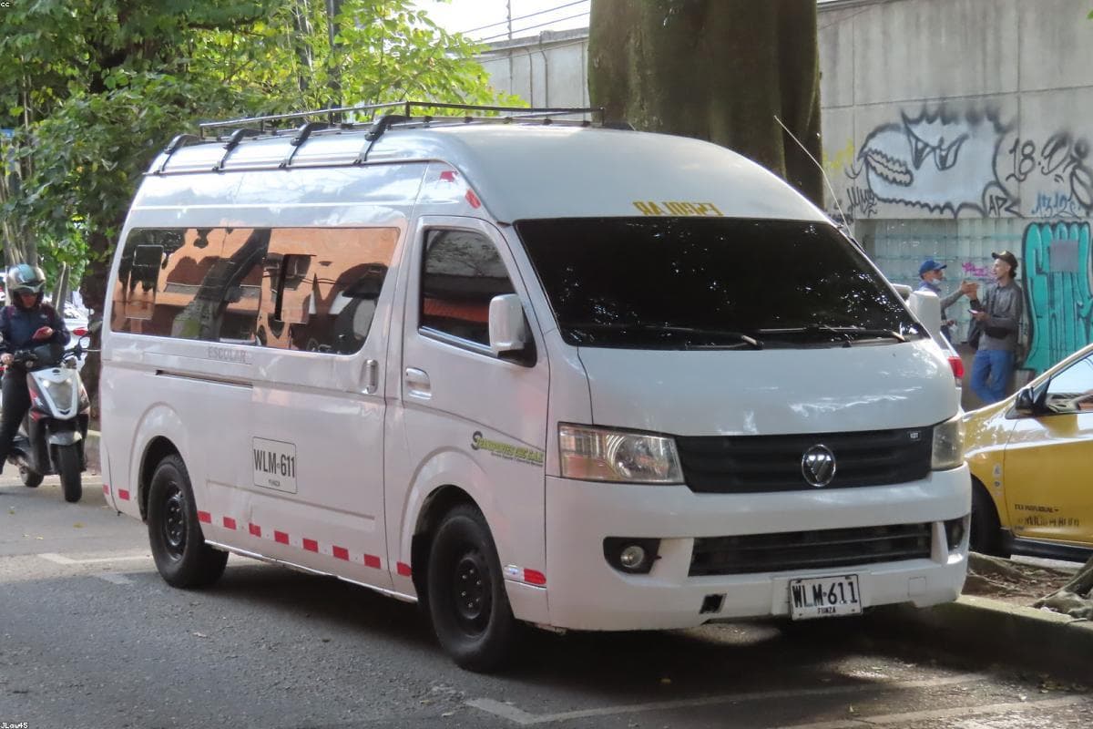 Location Van & minibus chez SIXT Orly — Renault Trafic, VW Transporter, Mercedes Vito